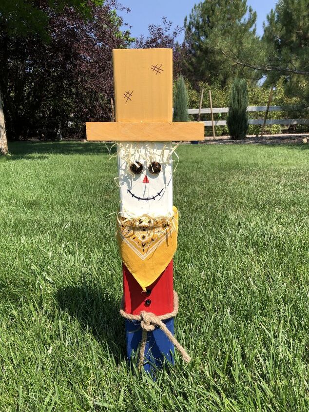 how to make a fence post scarecrow