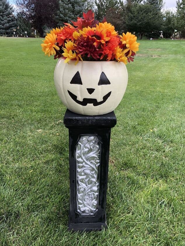 decoracin de jardn con calabazas para halloween, Maceta de calabaza sobre columna pintada