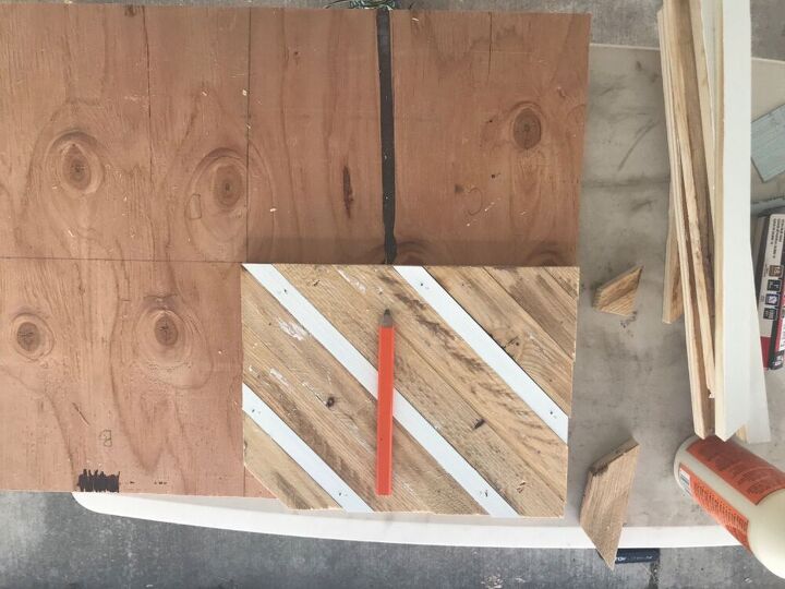 mesa auxiliar con incrustaciones de madera