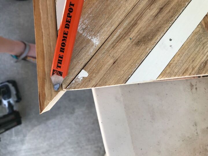 mesa auxiliar con incrustaciones de madera