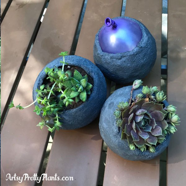 26 formas creativas de exponer tus suculentas, Mini jardineras de cemento para globos DIY