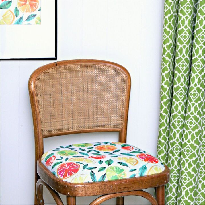 25 artculos ordinarios que se transforman en una decoracin increble, Recubrir los asientos de las sillas con servilletas de tela