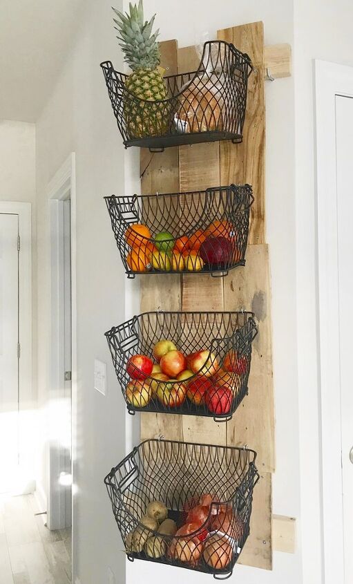 32 idias encantadoras de decorao de casa de fazenda que voc pode fazer por us 30 ou, Suporte de frutas e legumes DIY montado na parede