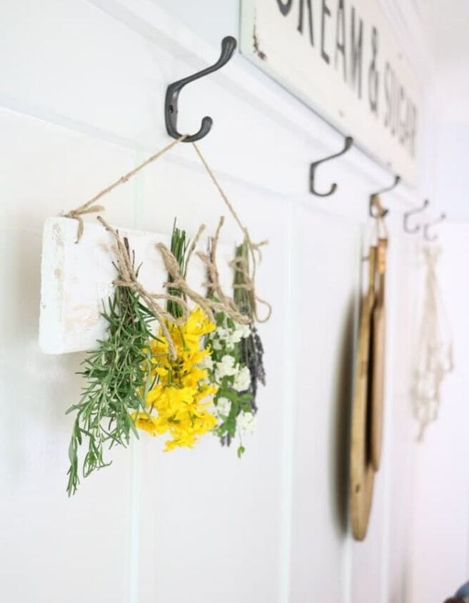 32 encantadoras ideas de decoracin de granjas que puedes hacer t mismo por 30 dlares, Colgante de pared de flores secas DIY
