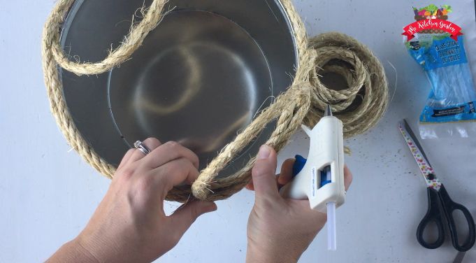 9 maneras ingeniosas de convertir los envases de alimentos en una hermosa decoracin, Jardinera de lata de palomitas reutilizada