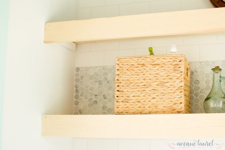 22 ingeniosas ideas para el cuarto de la lavandera que pueden hacer que laves ms, Estantes flotantes de madera natural