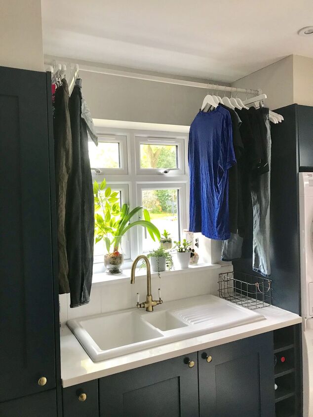 22 ingeniosas ideas para el cuarto de la lavandera que pueden hacer que laves ms, Cree una zona de secado de ropa en su cuarto de servicio