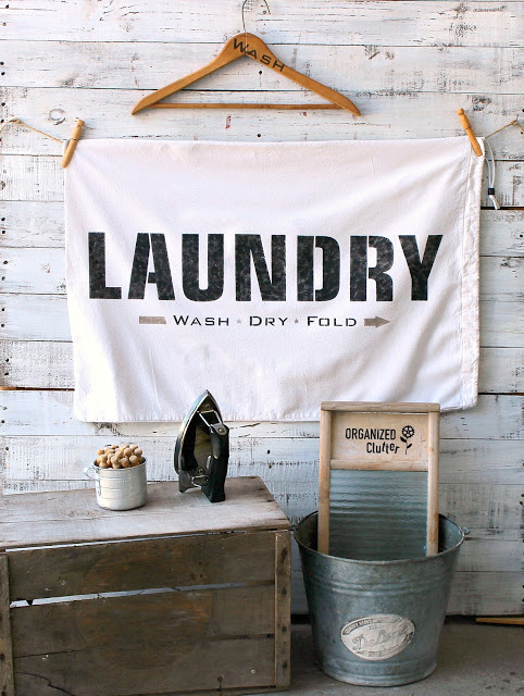 22 ingeniosas ideas para el cuarto de la lavandera que pueden hacer que laves ms, Decoraci n de pared con una bolsa de tela de segunda mano