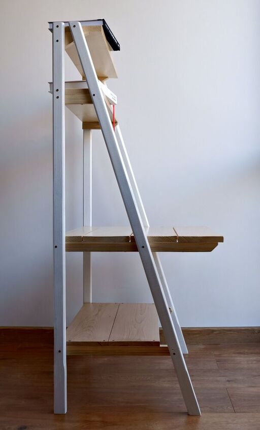 prateleira de escada diy com uma espcie de mesa de centro