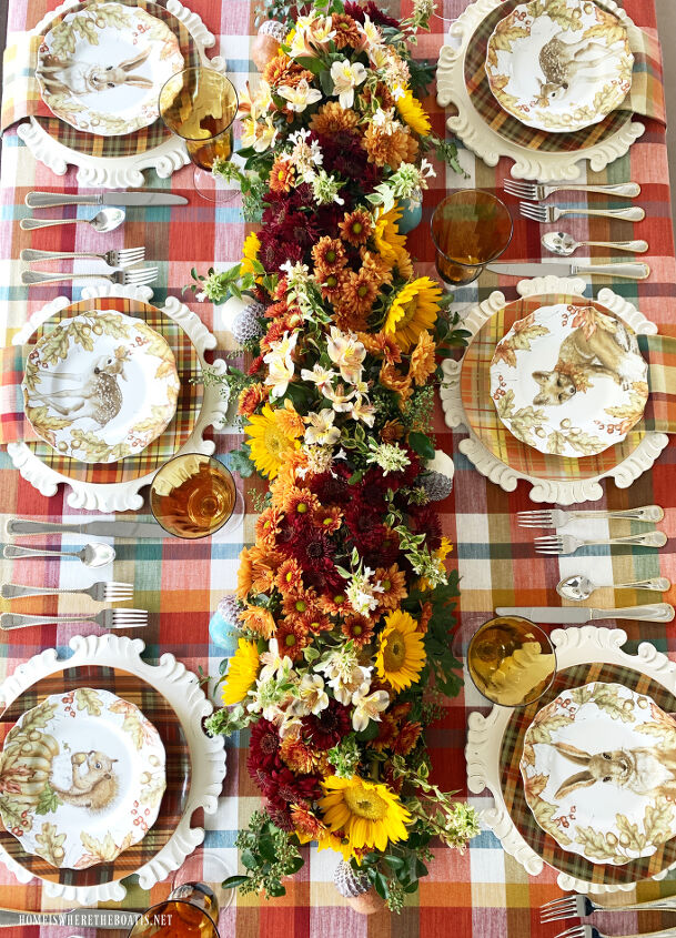 29 maneras encantadoras de empezar a aadir toques de otoo a la decoracin de tu casa, Camino de mesa de flores frescas para el oto o