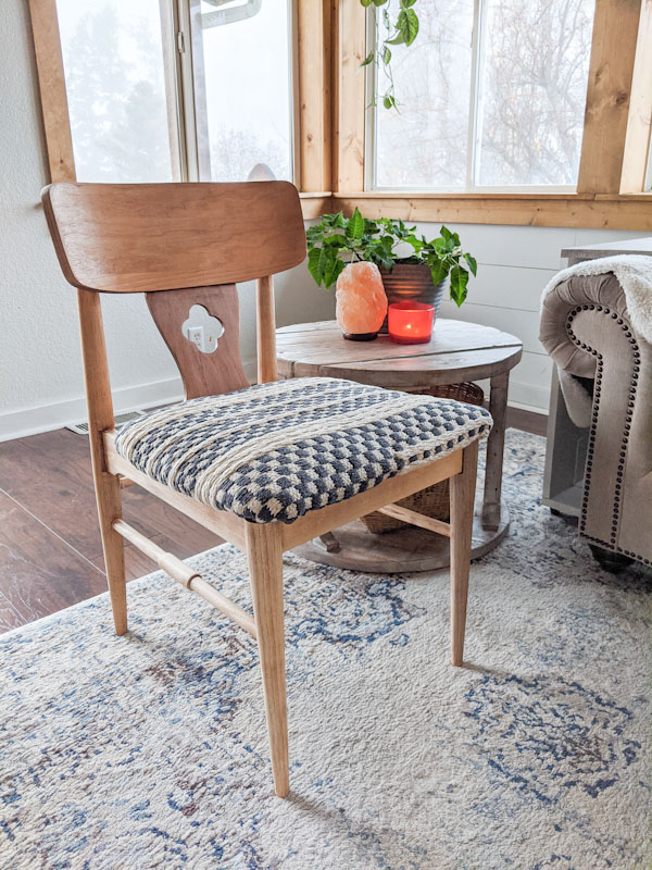 10 maneras impresionantes de transformar sus sillas feas y anticuadas, Recubrir una silla con una alfombra tejida