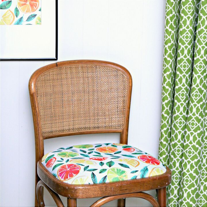 10 maneras impresionantes de transformar sus sillas feas y anticuadas, Recubrir los asientos de las sillas con servilletas de tela