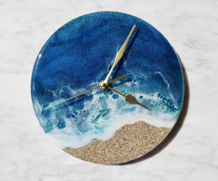 20 magnficas ideas que te engancharn a la resina y a la pintura, Reloj de resina con oc ano y arena de Miami