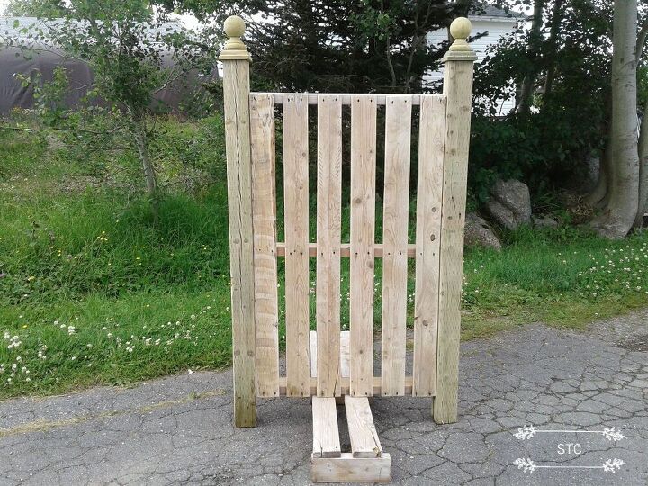 puerta acentuada de jardn hecha con un pal