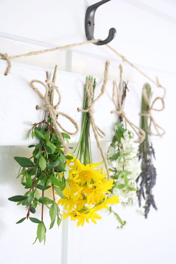 7 trucos de decoracin floral que debes probar antes de que tus flores se marchiten, Colgador de flores secas