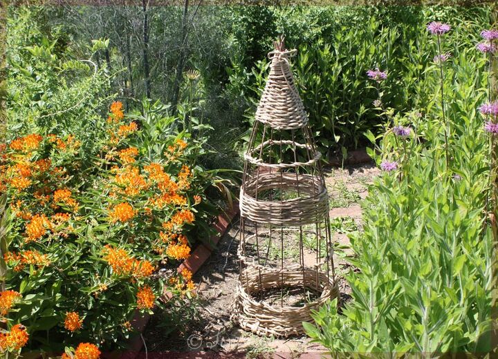 14 formas inesperadas de reutilizar las jaulas de tomate de la temporada pasada, Obelisco de mimbre para el jard n a partir de una jaula de tomates