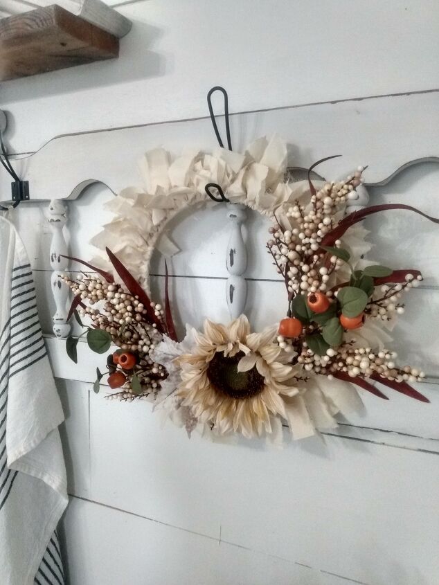 20 formas otoales de decorar tu casa con flores, Corona de oto o neutra