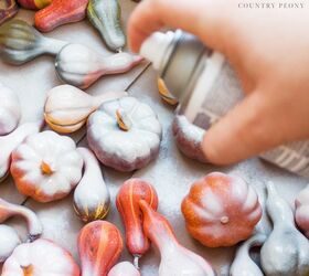 This is one pumpkin decor pairing we've never seen, but it looks oh-so beautiful!