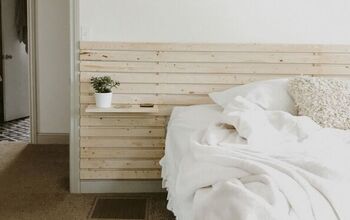 Cabecero minimalista de listones de madera escandinavos con mesitas de noche flotantes