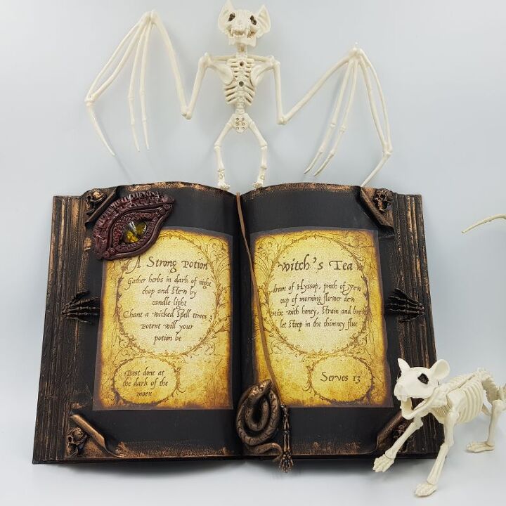 livro de feitios de halloween feito de um livro reciclado
