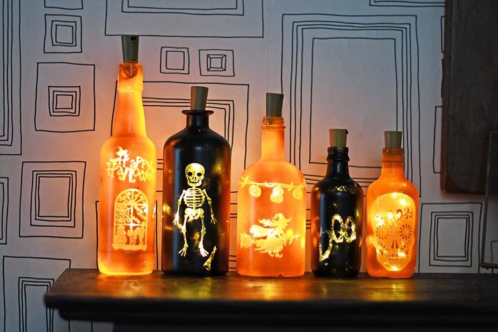 16 espeluznantes ideas para halloween que te harn ahorrar dinero este ao, Luces de botellas de Halloween recicladas y divertidas