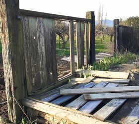 Using fence planks and 2 wagon wheels, she made the cutest garden decor