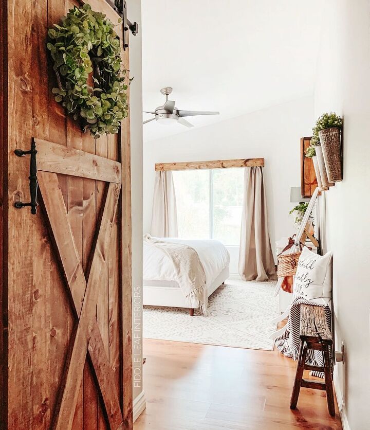 21 hermosas ideas para las personas que aman el aspecto de la madera natural, Tutorial de puerta de granero personalizada DIY