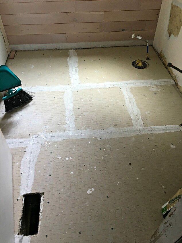 8 timas maneiras de obter um timo piso de banheiro, Como instalar um piso de ladrilho de tijolo