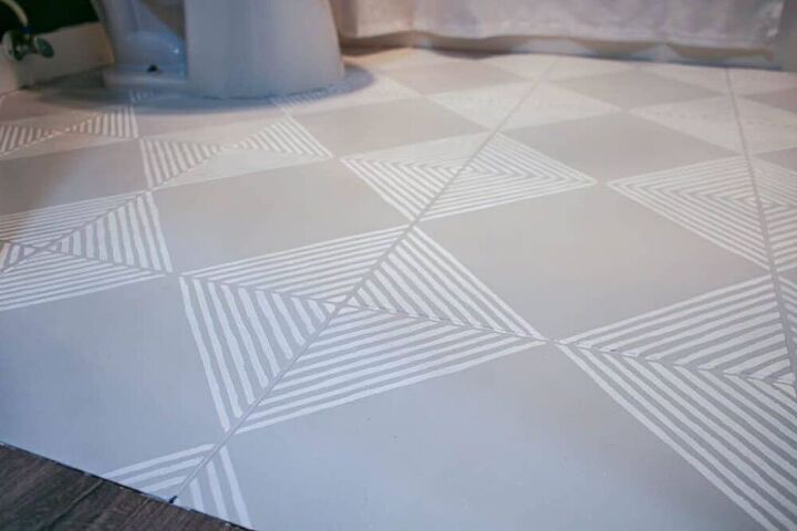8 timas maneiras de obter um timo piso de banheiro, Como pintar o piso de azulejos com o est ncil