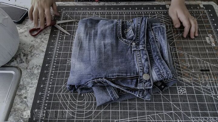 13 formas de decorar para el otoo con artculos que probablemente ya tienes, PUMPKIN DECOR Usando un viejo par de jeans