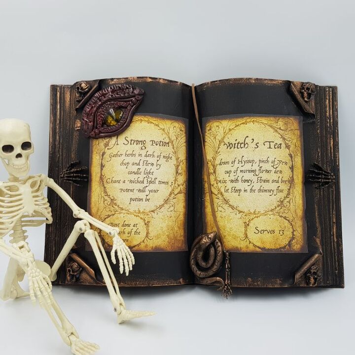 13 formas de decorar para el otoo con artculos que probablemente ya tienes, Libro de hechizos de Halloween hecho con un libro reciclado