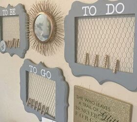 31 ideas que mantendrn su casa organizada y con buen aspecto, Tableros de notas de alambre de pollo con marcos de fotos