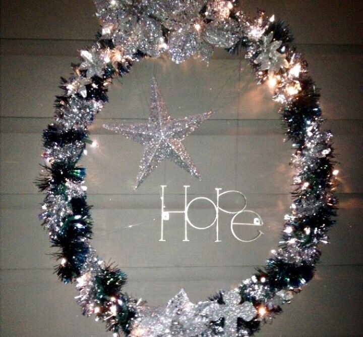 11 ideas de decoracin con aros de hula que nunca hubiramos pensado, Corona de Navidad de Hula Hoop