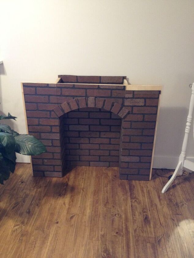 15 reformas baratas de tijolos falsos que vo fazer voc desmaiar, Se voc vai fazer isso melhor fingir DIY Faux Brick Fireplace