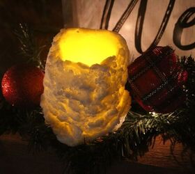 12 formas de decorar velas de un dlar este otoo, Viste a las velas lisas con esta impresionante idea de invierno