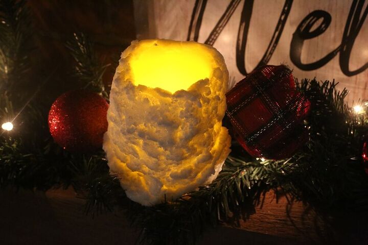12 formas de decorar velas de un dlar este otoo, Viste a las velas lisas con esta impresionante idea de invierno