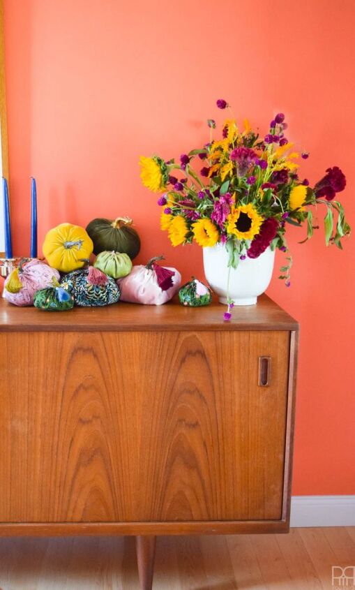 6 formas modernas de decorar con terciopelo, Calabazas de tela DIY