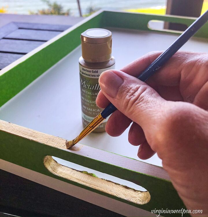 bandeja de madeira pintada diy com guarnio de ouro
