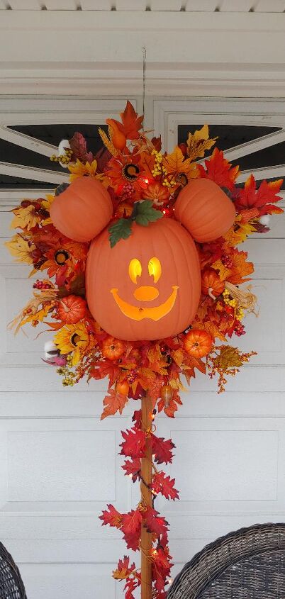 s 14 ideas de halloween para el jardin delantero, 1 Corona de calabazas de Halloween de Mickey Mouse