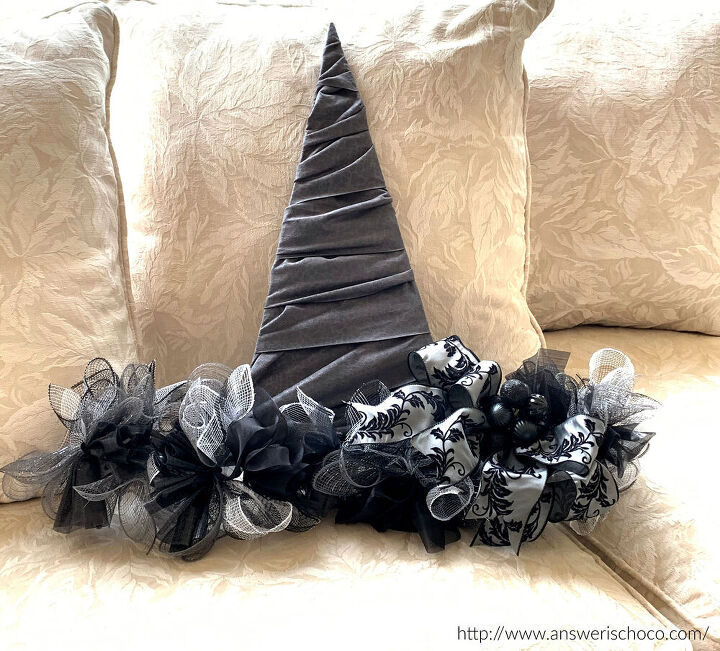 14 ideas de halloween para el jardn delantero, 14 Elegante corona de sombreros de bruja