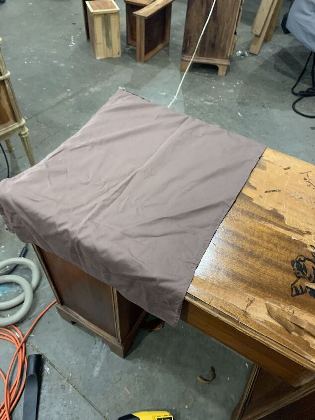 escritorio de madera anticuado convertido en un mgico escritorio para la escuela en