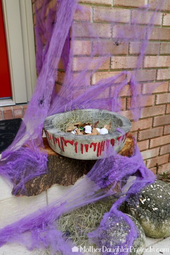 12 espeluznantes ideas de halloween que todo el mundo est copiando este ao, DIY Halloween Concrete Candy Bowl