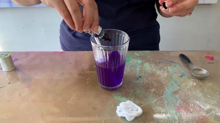 haz tus propios cristales de brax con este sencillo tutorial, Soluci n con colorante