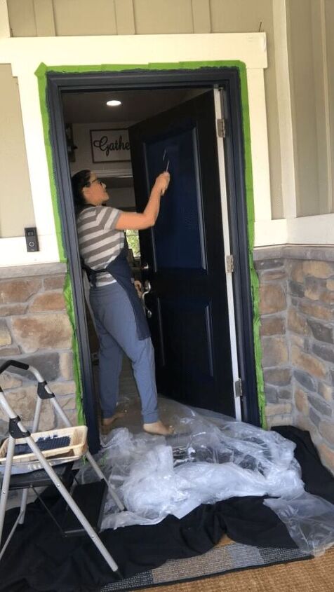 pinte a porta da frente em uma tarde