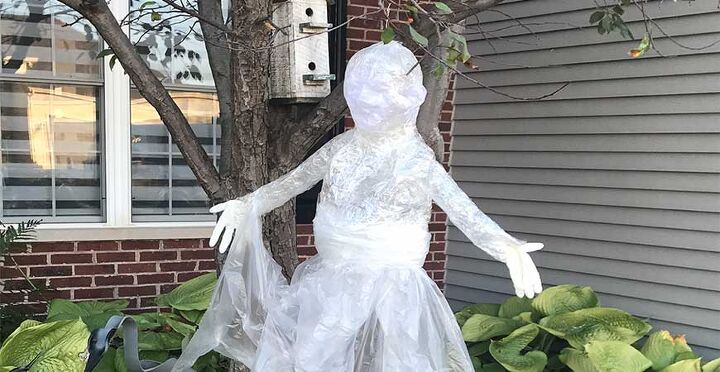 15 ideias incrveis de halloween ao ar livre, Tutorial de fantasma de fita adesiva decora o assustadora de Halloween DIY