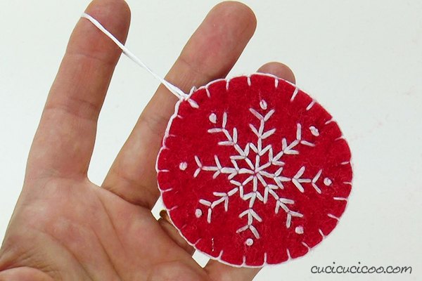 ornamentos de feltro reciclado de flocos de neve bordados