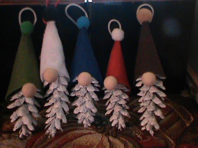 how to make pine cone gnome ornaments
