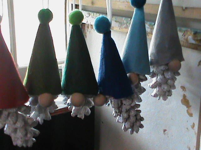 how to make pine cone gnome ornaments