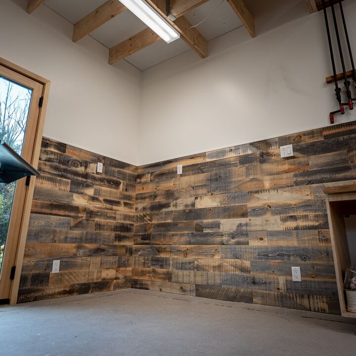 14 maneras dramticas de mejorar las paredes aburridas, Instalando una pared de madera recuperada en mi taller