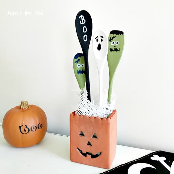 15 ideas divertidas para halloween que puedes hacer con un presupuesto de un dlar, Cucharas pintadas de Halloween